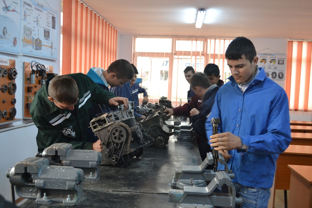 Mecanic auto / Mecanică